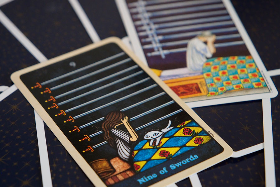 ユニバーサル・ウェイト・タロット・デッキとDelos Tarotのソード9
